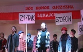 Patriotyczne widowisko w wykonaniu uczniów i abolwentów SP w Malcu