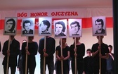 Patriotyczne widowisko w wykonaniu uczniów i abolwentów SP w Malcu