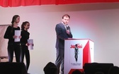 Patriotyczne widowisko w wykonaniu uczniów i abolwentów SP w Malcu