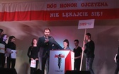 Patriotyczne widowisko w wykonaniu uczniów i abolwentów SP w Malcu