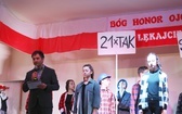 Patriotyczne widowisko w wykonaniu uczniów i abolwentów SP w Malcu