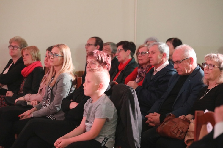 Patriotyczne widowisko w wykonaniu uczniów i abolwentów SP w Malcu