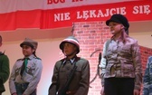 Patriotyczne widowisko w wykonaniu uczniów i abolwentów SP w Malcu