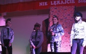 Patriotyczne widowisko w wykonaniu uczniów i abolwentów SP w Malcu