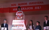 Patriotyczne widowisko w wykonaniu uczniów i abolwentów SP w Malcu