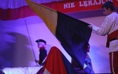 Patriotyczne widowisko w wykonaniu uczniów i abolwentów SP w Malcu