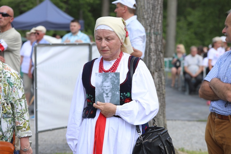 Poświęcenie pomnika pomordowanych żołnierzy "Bartka" w Starym Grodkowie