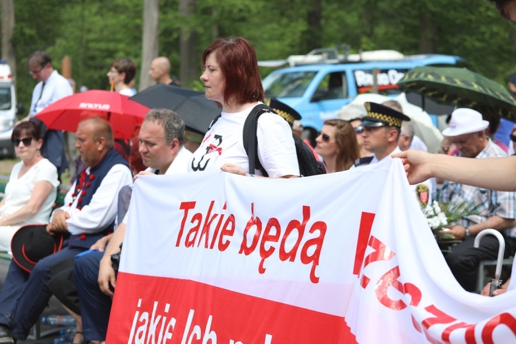 Poświęcenie pomnika pomordowanych żołnierzy "Bartka" w Starym Grodkowie