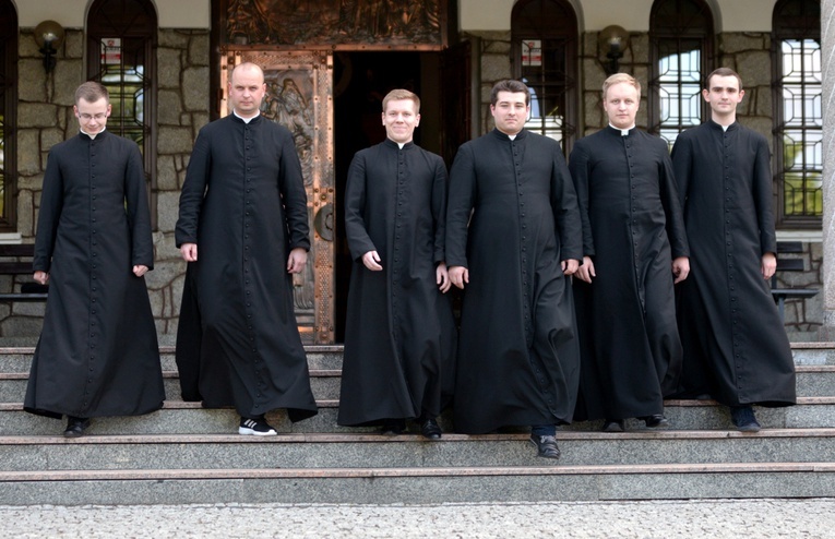 Kandydaci do diakonatu opuścili seminarium i odbywają zamknięte rekolekcje przed święceniami.