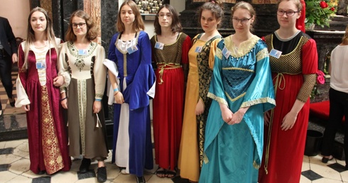 Wielu młodych przebrało się w stroje z epoki św. Jadwigi.