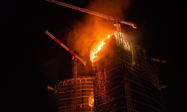 Centrum Warszawy. 130-metrowy wieżowiec w ogniu