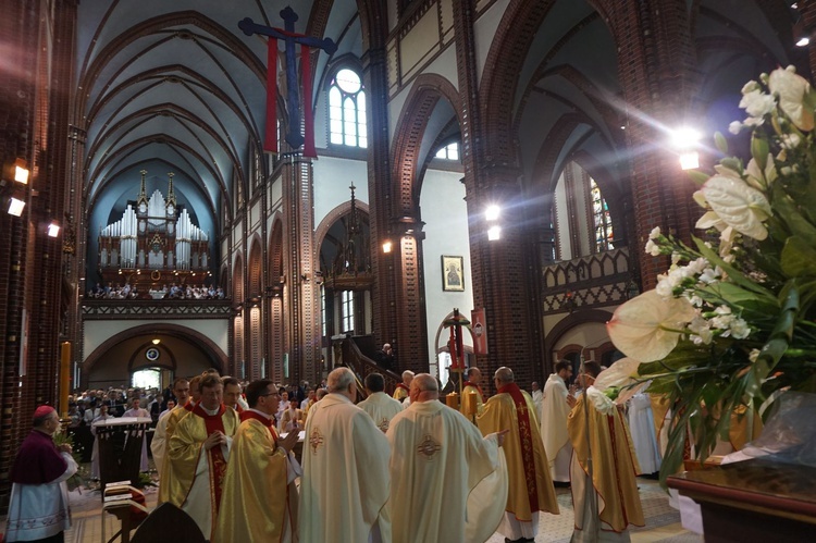 Święcenia kapłańskie w gliwickiej katedrze - cz. 1.