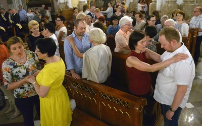 Modlitwa wstawiennicza do Ducha Świętego daje łaskę i wzmacnia relacje.