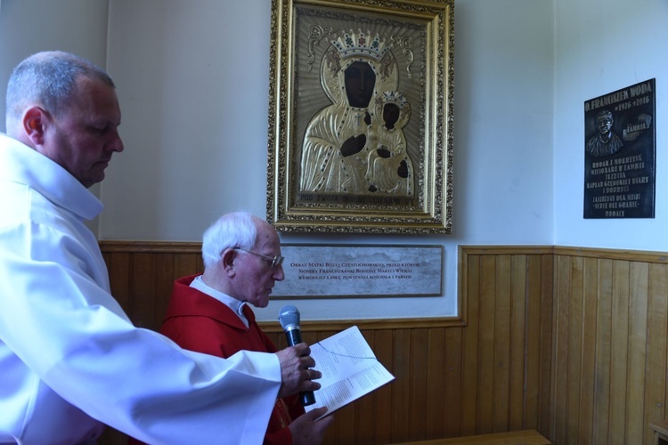 Ks. prał. Marian Wal błogosławi tablicę o. Franciszka Wody SJ.