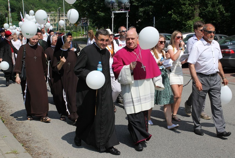 Bp Piotr Greger i ks. proboszcz Grzegorz Gruszecki na trasie żywieckiego Marszu dla Życia i Rodziny.