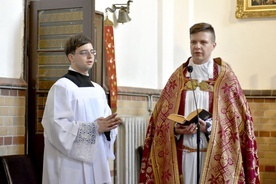 ks. Jarosław w czasie modlitwy Liturgią Godzin.