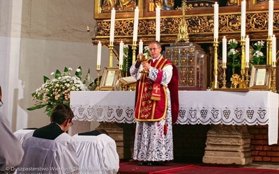 Zaatakowany nożem ksiądz już po operacji