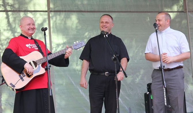 Na scenie od lewej ks. Marcin Aleksy, ks. Tomasz Chrzan i ks. Sebastian Fajfer.