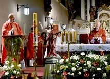Biskupa i zgromadzoną wspólnotę powitał ks. Krzysztof Herbut, proboszcz parafii i diecezjalny asystent Odnowy w Duchu Świętym.
