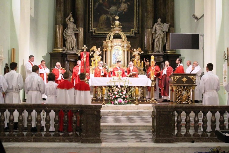 Msza św. w wigilię Zesłania Ducha Śiwetego w cieszyńskim kościele św. Marii Magdaleny.