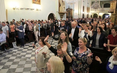 Czuwanie w Wigilię Zesłania Ducha Świętego w cieszyńskim kościele św. Marii Magdaleny.