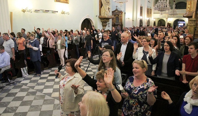 Czuwanie w Wigilię Zesłania Ducha Świętego w cieszyńskim kościele św. Marii Magdaleny.