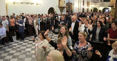 Czuwanie w Wigilię Zesłania Ducha Świętego w cieszyńskim kościele św. Marii Magdaleny.