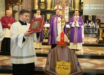Wprowadzenie ciała zmarłego abp. Bolesława do katedry.
