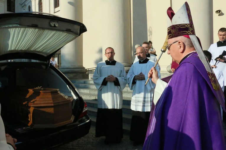 Rozpoczęły się uroczystości pogrzebowe abp Bolesława Pylaka