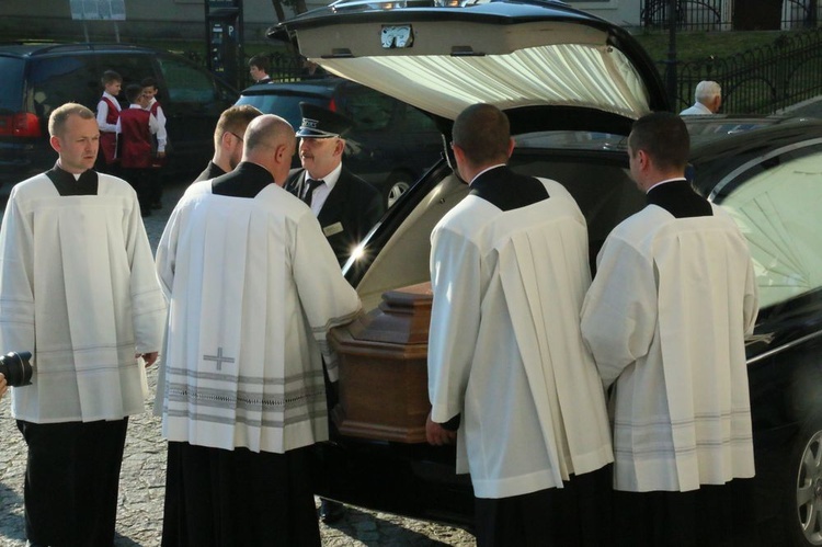 Rozpoczęły się uroczystości pogrzebowe abp Bolesława Pylaka