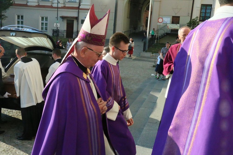 Rozpoczęły się uroczystości pogrzebowe abp Bolesława Pylaka