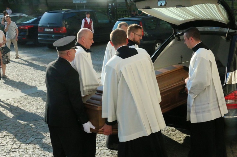 Rozpoczęły się uroczystości pogrzebowe abp Bolesława Pylaka