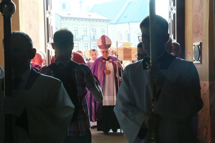 Rozpoczęły się uroczystości pogrzebowe abp Bolesława Pylaka