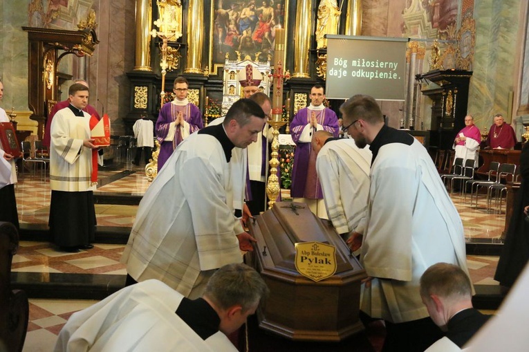 Rozpoczęły się uroczystości pogrzebowe abp Bolesława Pylaka