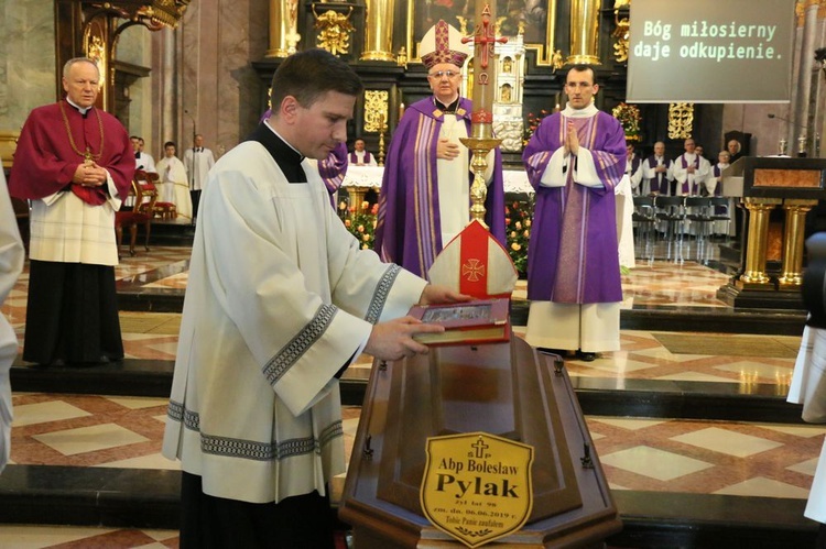 Rozpoczęły się uroczystości pogrzebowe abp Bolesława Pylaka