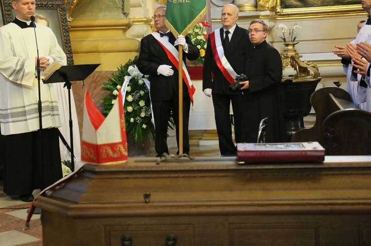 Rozpoczęły się uroczystości pogrzebowe abp Bolesława Pylaka