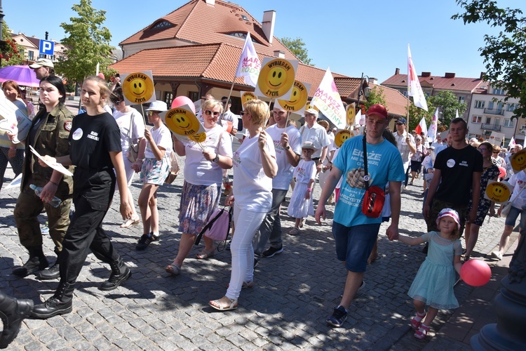 Uczestnicy marszu przeszli przez przasnyski rynek.