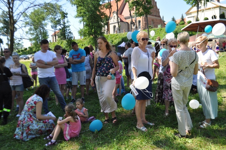 W cieniu sierpeckiego sanktuarium zorganizowano rodzinny piknik.