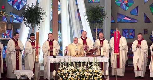 Uroczystą Mszę św. sprawował metropolita gdański wraz z licznie przybyłymi kapłanami archidiecezji.