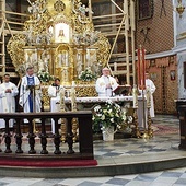 ▲	Na koniec pątnicy uczestniczyli w Mszy św. w bardzkiej bazylice, której przewodniczył ks. Jerzy Kos, a homilię wygłosił o. Mirosław Grakowicz. 