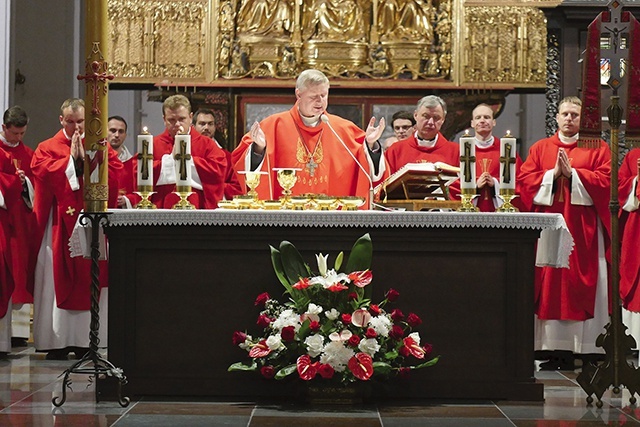 – To Duch Święty obdarza poszczególnych chrześcijan charyzmatami i duchowymi darami w celu budowania Kościoła – mówił bp Szlachetka podczas nocnej liturgii.