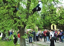 ▲	Podczas protestu przeciwko wycinaniu drzew przy Alejach Racławickich.