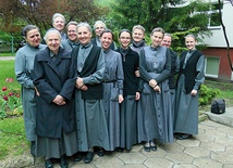 ▲	Wspólnota uruszulańska przed domem akademickim KUL.