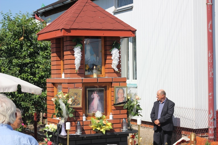 Poświęcenie kapliczki w Albinowie