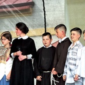 Uczniowie SP przygotowali spektakl o życiu zakonnika, patrona diecezji łowickiej.