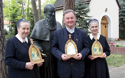 ►	Siostra Damiana Czogała, o. Romuald Kszuk i s. Katarzyna Antolak starają się o rozwój apostolatu nie tylko w Polsce. Na zdjęciu przy pomniku sługi Bożego o. Józefa Kentenicha w szensztackim sanktuarium w Otwocku.