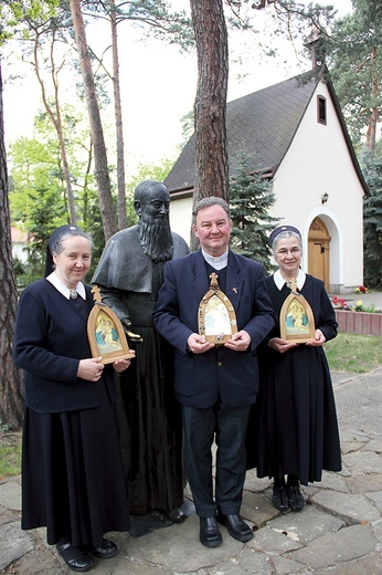 ►	Siostra Damiana Czogała, o. Romuald Kszuk i s. Katarzyna Antolak starają się o rozwój apostolatu nie tylko w Polsce. Na zdjęciu przy pomniku sługi Bożego o. Józefa Kentenicha w szensztackim sanktuarium w Otwocku.