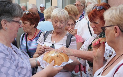 Uczestnicy zostali przywitani chlebem i solą.  