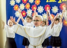 Najmłodsi zaprezentowali występ artystyczny.
