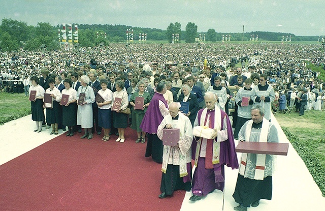 Mówi się, że w uroczystościach koronacji wzięło udział  ok. 120 tys. wiernych. Więcej zdjęć z tego wydarzenia na: zgg.gosc.pl.